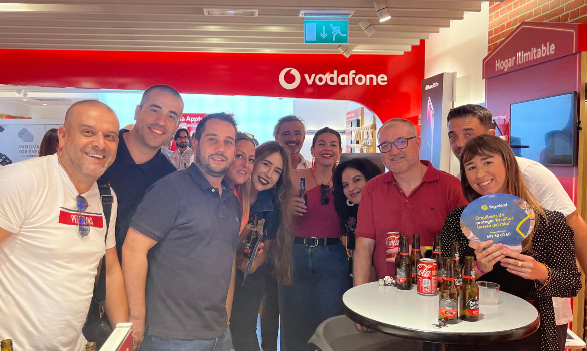 Parte del equipo de Grupo Móvil celebrando las Hogueras de Alicante