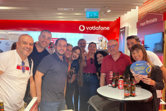 Parte del equipo de Grupo Móvil celebrando las Hogueras de Alicante